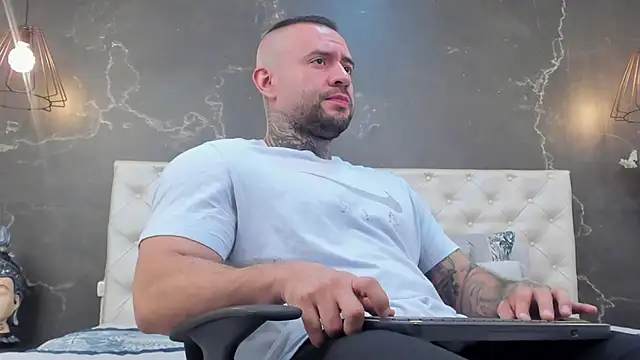 Snapshot of BruceDallas chatting on January 2025 11:46:01 PM BruceDallas online show from January 2025 11:46:01 PM