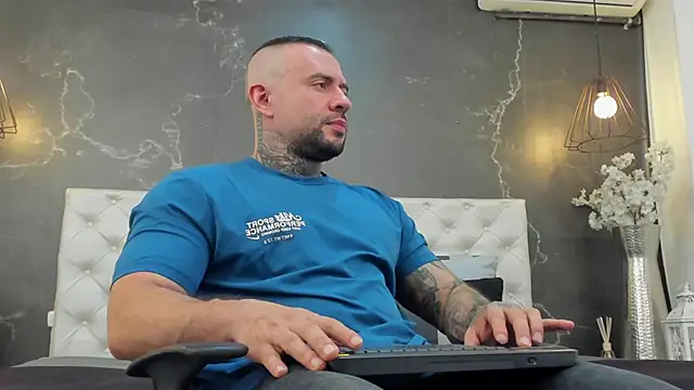 Snapshot of BruceDallas chatting on January 2025 11:55:02 PM BruceDallas online show from January 2025 11:55:02 PM