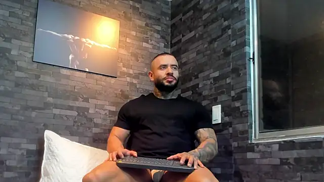 Snapshot of BruceDallas chatting on December 2025 12:05:01 AM BruceDallas online show from December 2025 12:05:01 AM