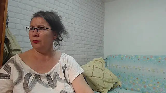 Snapshot of EmmaSquirt chatting on December 2024 05:51:01 PM EmmaSquirt online show from December 2024 05:51:01 PM