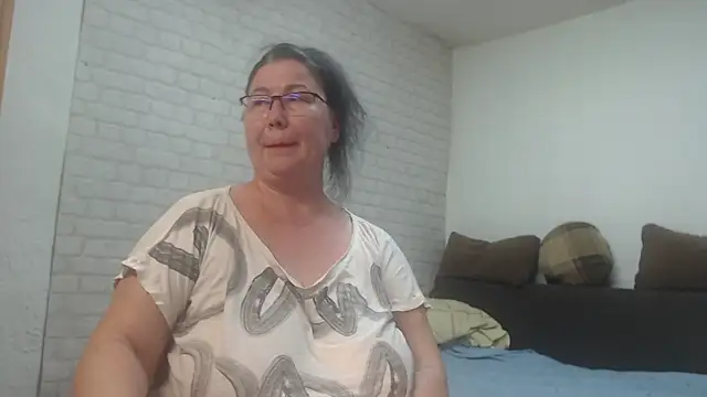 Snapshot of EmmaSquirt chatting on February 2026 08:27:01 PM EmmaSquirt online show from February 2026 08:27:01 PM