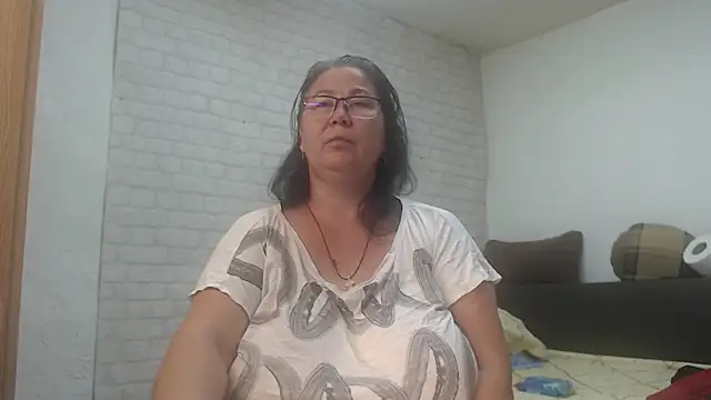 Snapshot of EmmaSquirt chatting on June 2026 07:00:01 AM EmmaSquirt online show from June 2026 07:00:01 AM