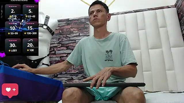 Snapshot of andy_dwels777 chatting on December 2024 09:15:01 PM andy dwels777 online show from December 2024 09:15:01 PM