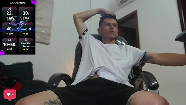 Snapshot of andy_dwels777 chatting on December 2024 01:50:02 PM andy dwels777 online show from December 2024 01:50:02 PM