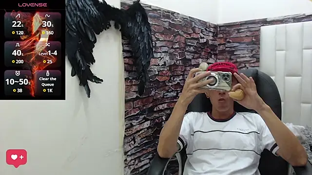 Snapshot of andy_dwels777 chatting on January 2025 10:48:01 PM andy dwels777 online show from January 2025 10:48:01 PM