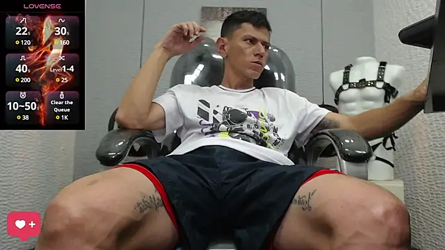 Snapshot of andy_dwels777 chatting on January 2025 08:42:01 PM andy dwels777 online show from January 2025 08:42:01 PM