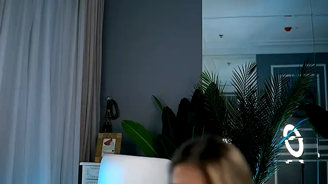 Snapshot of KellyMathews chatting on September 2025 02:11:02 AM KellyMathews online show from September 2025 02:11:02 AM