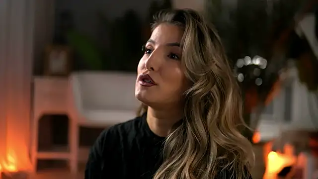 Snapshot of KellyMathews chatting on October 2025 02:23:02 AM KellyMathews online show from October 2025 02:23:02 AM