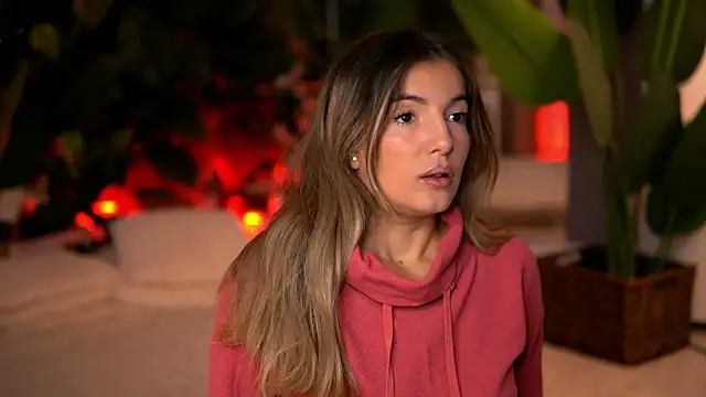 Snapshot of KellyMathews chatting on December 2025 02:42:02 AM KellyMathews online show from December 2025 02:42:02 AM