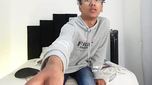 Snapshot of harrytwink18 chatting on January 2025 01:49:02 PM harrytwink18 online show from January 2025 01:49:02 PM