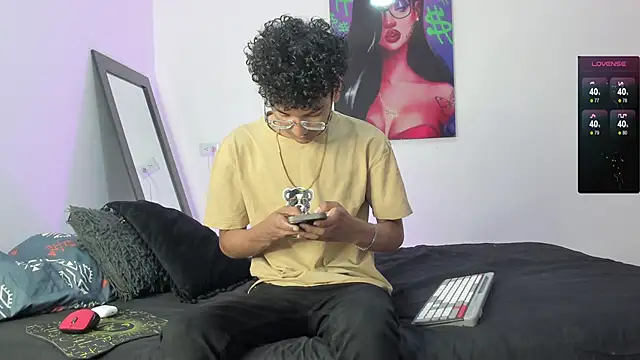 Snapshot of harrytwink18 chatting on January 2025 01:17:02 PM harrytwink18 online show from January 2025 01:17:02 PM