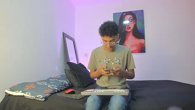 Snapshot of harrytwink18 chatting on March 2025 01:29:02 PM harrytwink18 online show from March 2025 01:29:02 PM