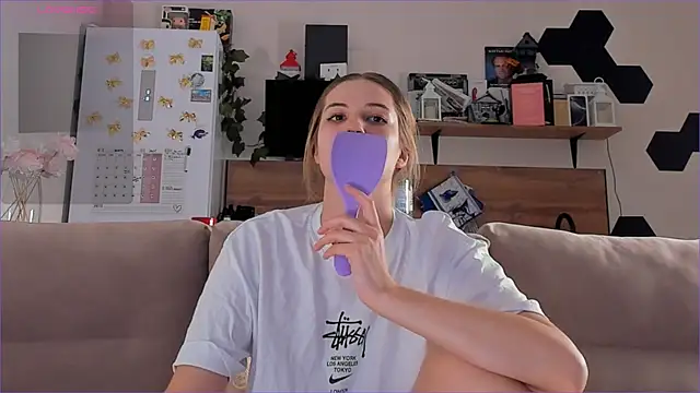 Girl alone home online show from November 2025 03:54:02 PM