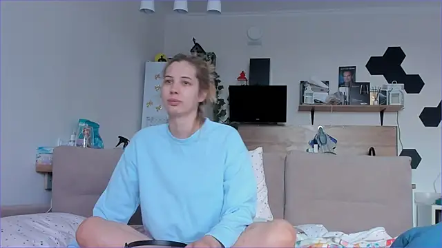 Girl alone home online show from May 2026 03:35:02 AM