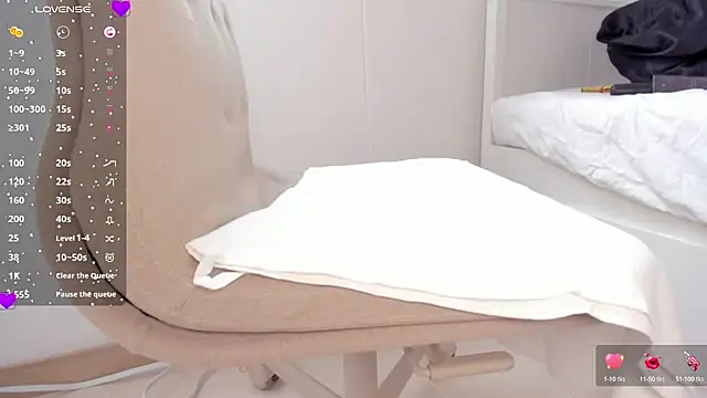 laura-hills18 online show from October 2025 12:22:02 PM