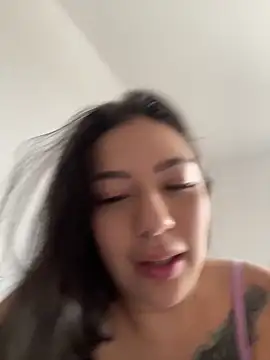 Latina vanessa online show from November 2025 01:02:02 PM