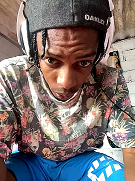 Snapshot of Larry-n-clouds chatting on November 2025 05:04:02 PM Larry-n-clouds online show from November 2025 05:04:02 PM