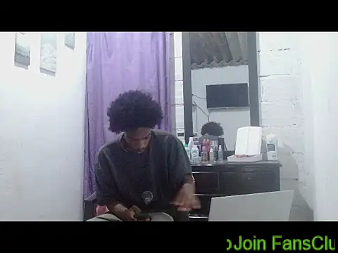 Snapshot of Larry-n-clouds chatting on April 2026 11:02:02 PM Larry-n-clouds online show from April 2026 11:02:02 PM