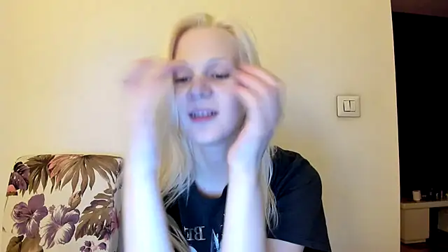 Snapshot of sashakiss99 chatting on December 2025 03:18:02 PM sashakiss99 online show from December 2025 03:18:02 PM