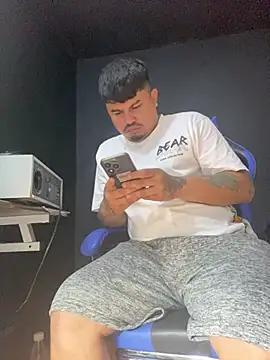 Snapshot of DickMasterfindom chatting on April 2026 04:52:02 AM DickMasterfindom online show from April 2026 04:52:02 AM
