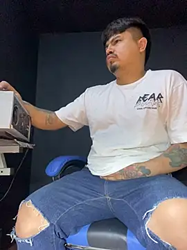 Snapshot of DickMasterfindom chatting on May 2026 03:34:01 AM DickMasterfindom online show from May 2026 03:34:01 AM