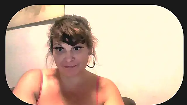 Snapshot of HeyyImHarlowe chatting on October 2025 01:34:01 AM HeyyImHarlowe online show from October 2025 01:34:01 AM