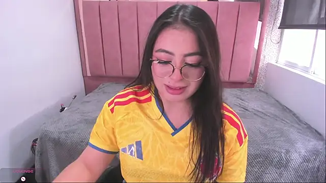 Snapshot of MiaWils_ chatting on June 2026 07:15:01 PM MiaWils online show from June 2026 07:15:01 PM