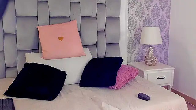 Charlotte  08 online show from October 2025 07:14:02 PM