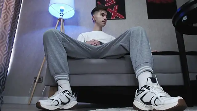 Joseph  Quinn online show from November 2025 05:19:02 AM