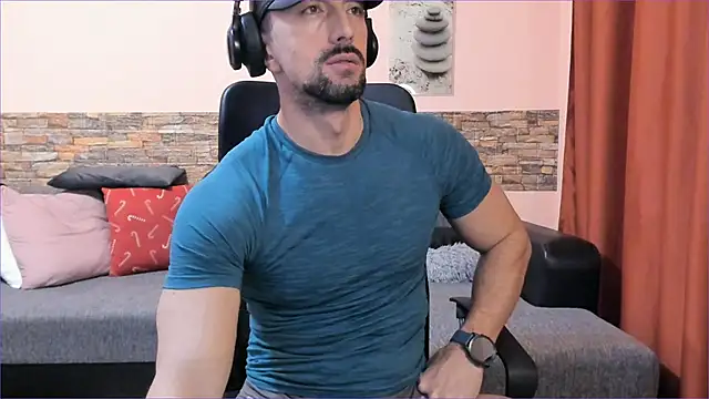 Snapshot of HotHunkTrainer chatting on February 2025 05:30:02 PM HotHunkTrainer online show from February 2025 05:30:02 PM