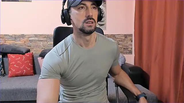 Snapshot of HotHunkTrainer chatting on February 2025 09:21:01 AM HotHunkTrainer online show from February 2025 09:21:01 AM