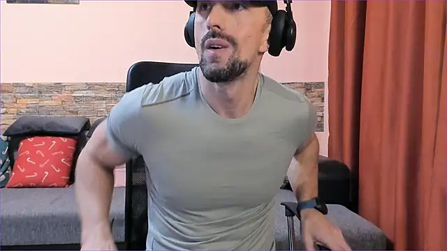 Snapshot of HotHunkTrainer chatting on February 2025 05:20:02 PM HotHunkTrainer online show from February 2025 05:20:02 PM