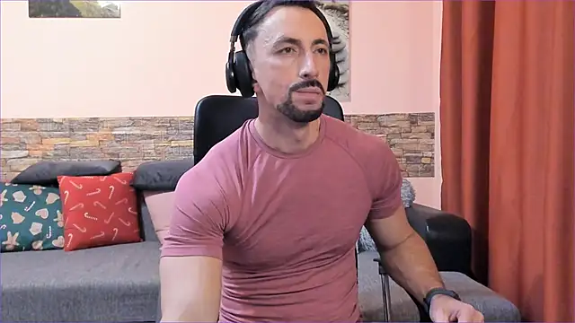 Snapshot of HotHunkTrainer chatting on February 2025 05:25:02 PM HotHunkTrainer online show from February 2025 05:25:02 PM