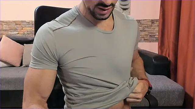 Snapshot of HotHunkTrainer chatting on September 2025 06:48:02 AM HotHunkTrainer online show from September 2025 06:48:02 AM