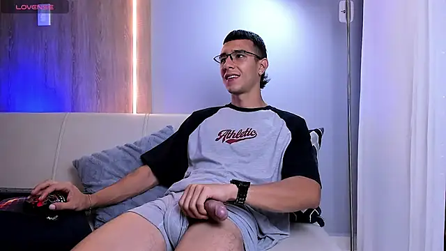 Snapshot of SymonPrince chatting on November 2025 01:09:02 AM SymonPrince online show from November 2025 01:09:02 AM