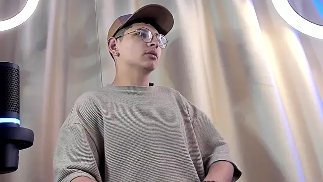 a lejandro 0 8 online show from February 2025 10:22:02 PM