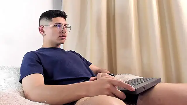 a lejandro 0 8 online show from February 2025 04:16:02 AM