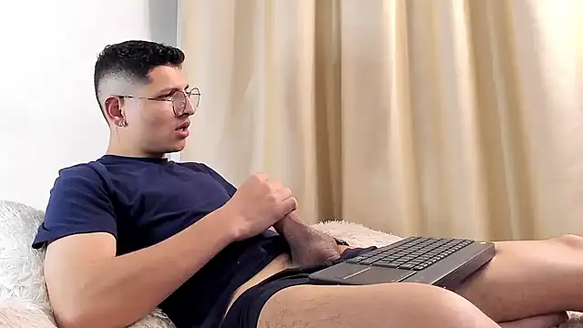 a lejandro 0 8 online show from February 2025 10:19:01 AM