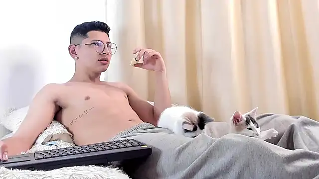 a lejandro 0 8 online show from February 2025 03:21:02 PM