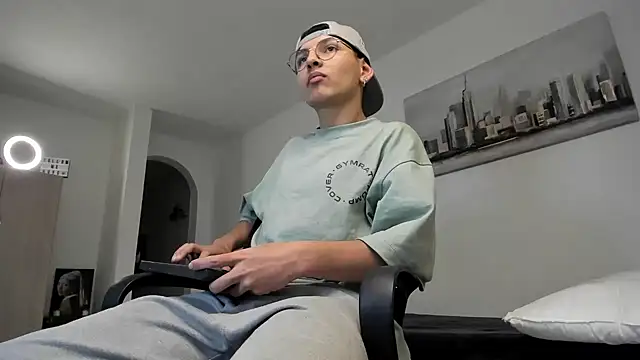 a lejandro 0 8 online show from March 2025 06:21:01 AM