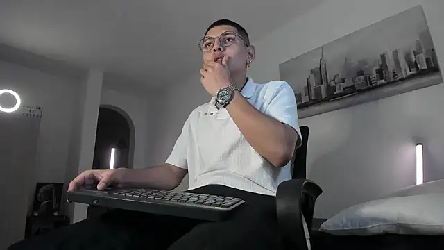 a lejandro 0 8 online show from March 2025 10:55:01 AM