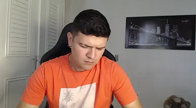 Snapshot of Plug_Control chatting on January 2025 02:39:01 PM Plug Control online show from January 2025 02:39:01 PM