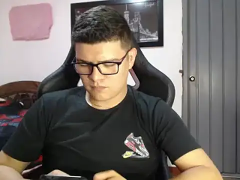 Snapshot of Plug_Control chatting on February 2025 04:26:02 PM Plug Control online show from February 2025 04:26:02 PM