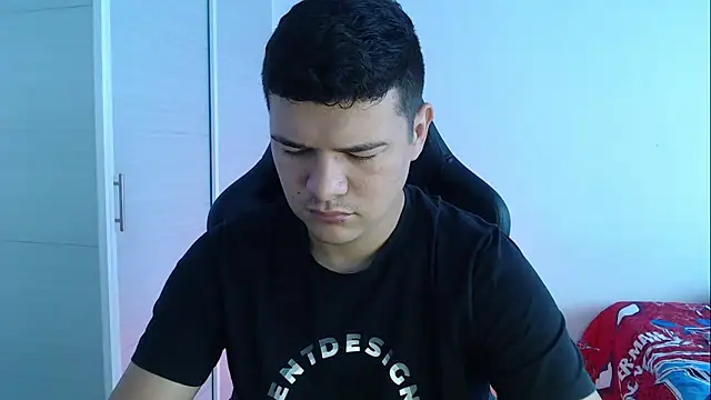 Snapshot of Plug_Control chatting on September 2025 01:43:02 PM Plug Control online show from September 2025 01:43:02 PM