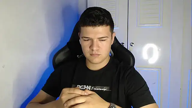 Snapshot of Plug_Control chatting on September 2025 04:45:02 AM Plug Control online show from September 2025 04:45:02 AM