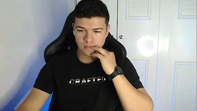 Snapshot of Plug_Control chatting on September 2025 04:51:02 PM Plug Control online show from September 2025 04:51:02 PM