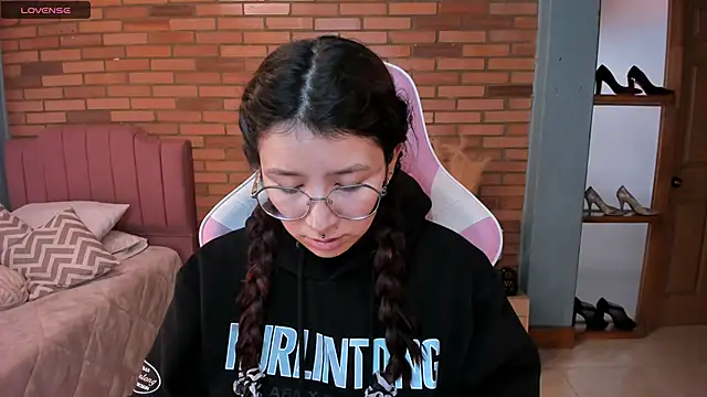 Amy joones online show from May 2026 11:28:01 AM