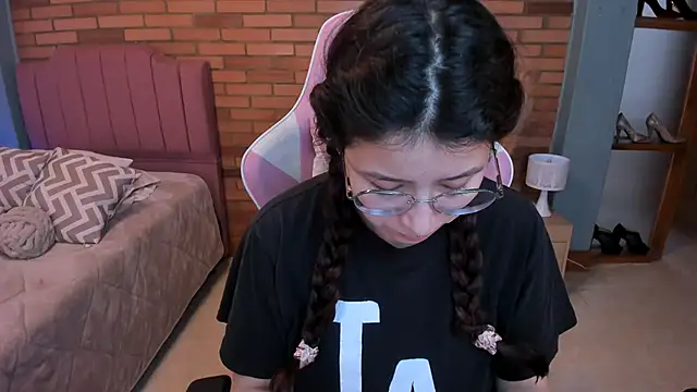 Amy joones online show from May 2026 11:40:01 AM