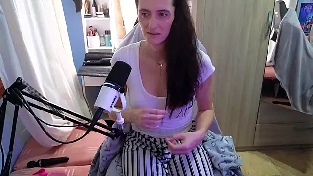 Snapshot of MemiKouki chatting on October 2025 05:19:02 PM MemiKouki online show from October 2025 05:19:02 PM