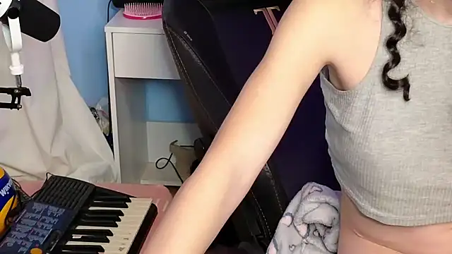 Snapshot of MemiKouki chatting on November 2025 05:04:01 PM MemiKouki online show from November 2025 05:04:01 PM